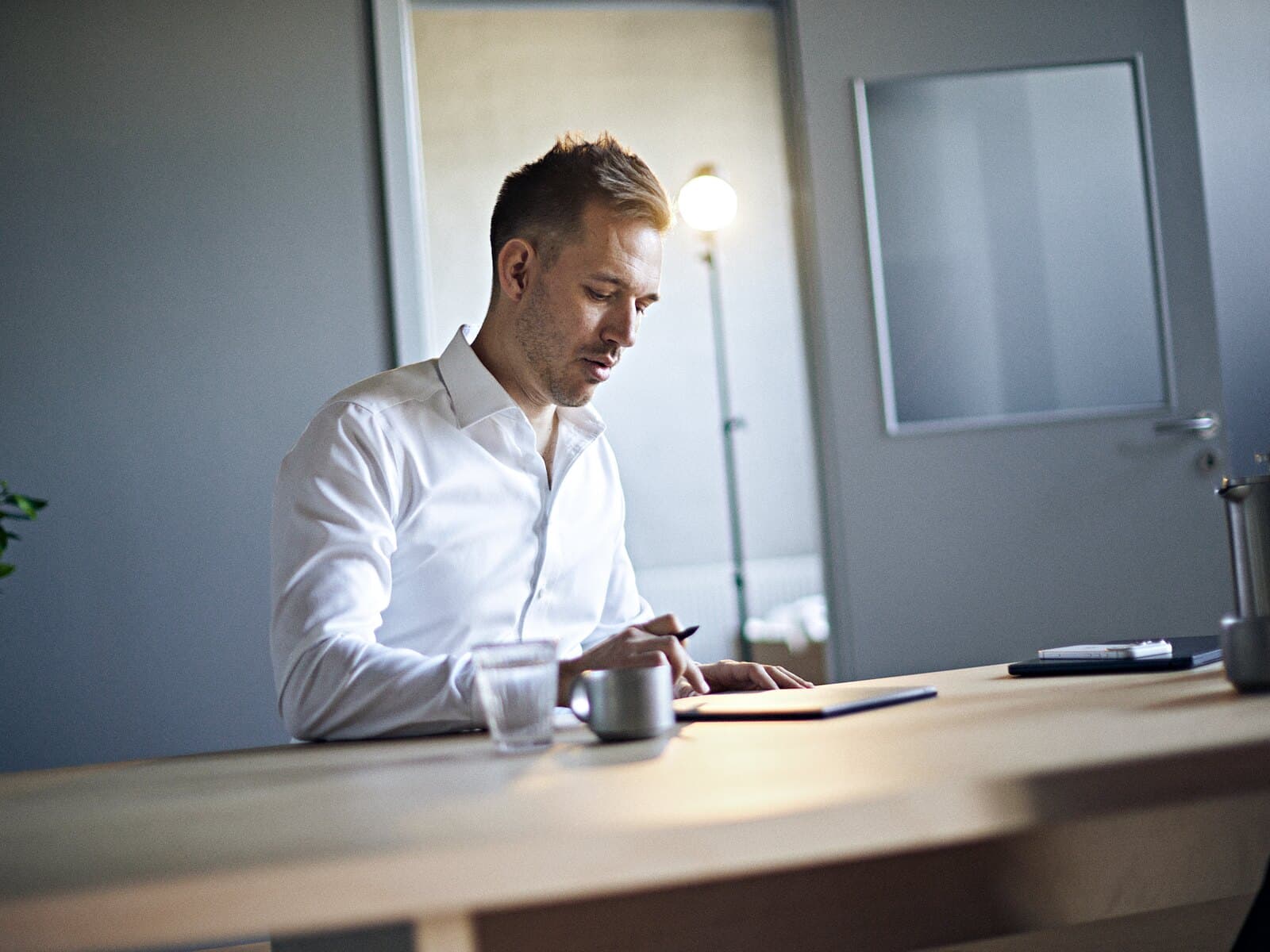 arbejde ved et langbord, sidelys
