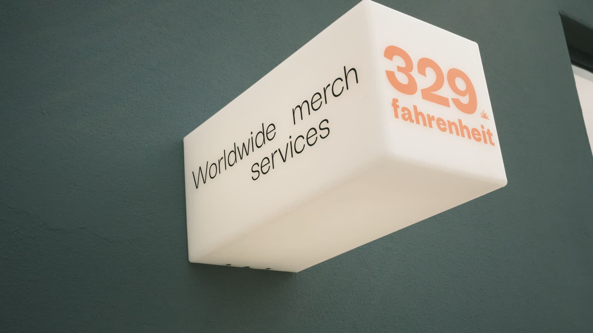 329 fahrenheits skilt: worldwide merch services