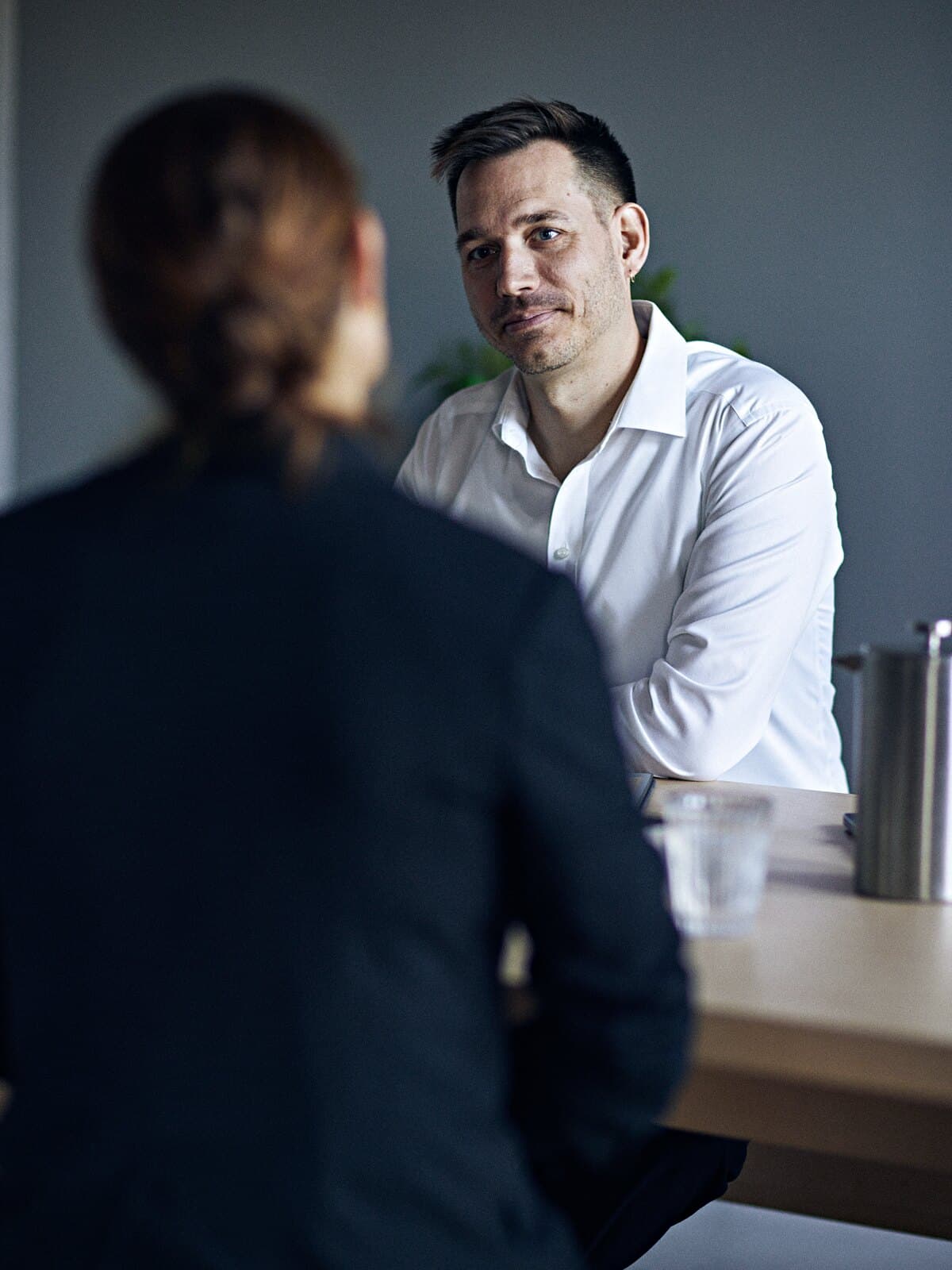 asger munkholm i samtale ved mødebordet